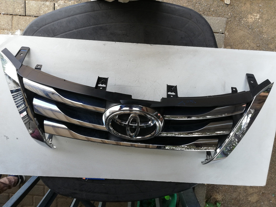 Toyota Fortuner Chrome Radiator Grille Assy with Emblem/Badge
