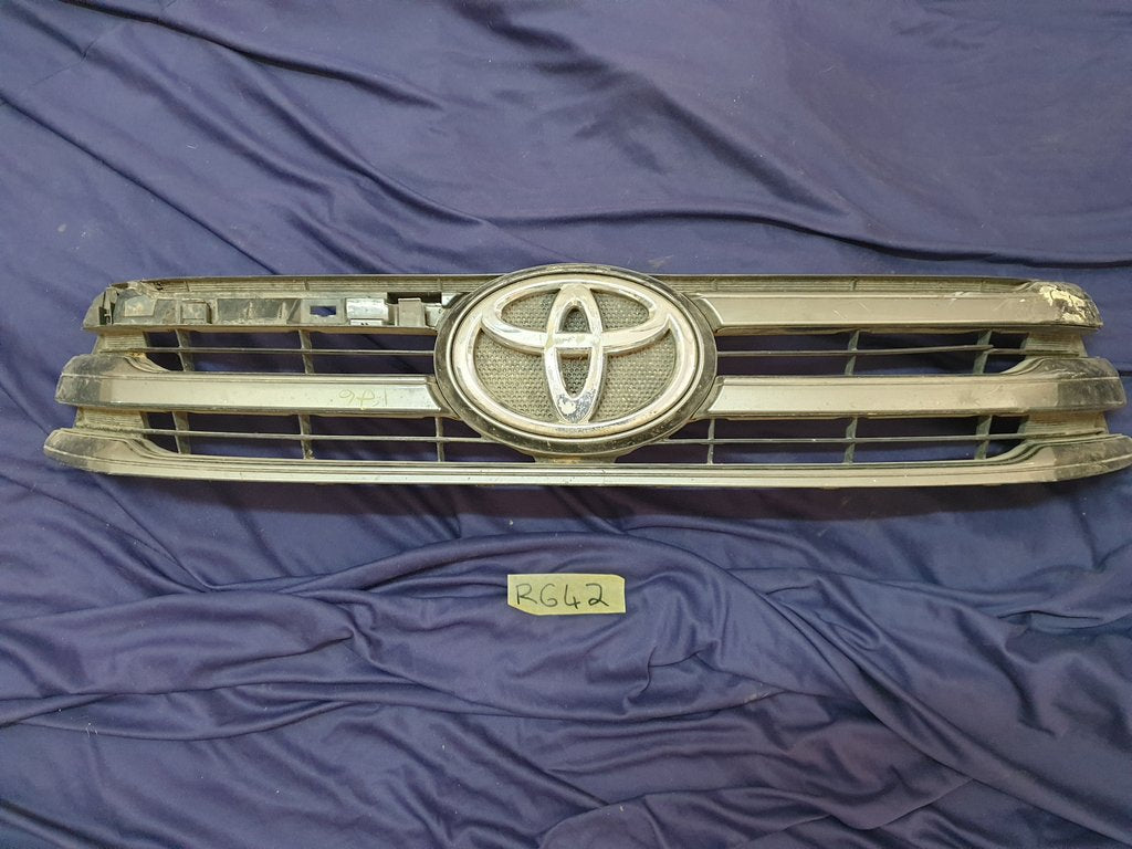 Toyota Hilux Radiator Grille - Wear and Tear, Missing trim