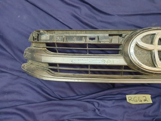 Toyota Hilux Radiator Grille - Wear and Tear, Missing trim
