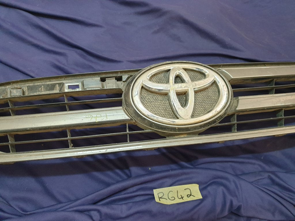 Toyota Hilux Radiator Grille - Wear and Tear, Missing trim