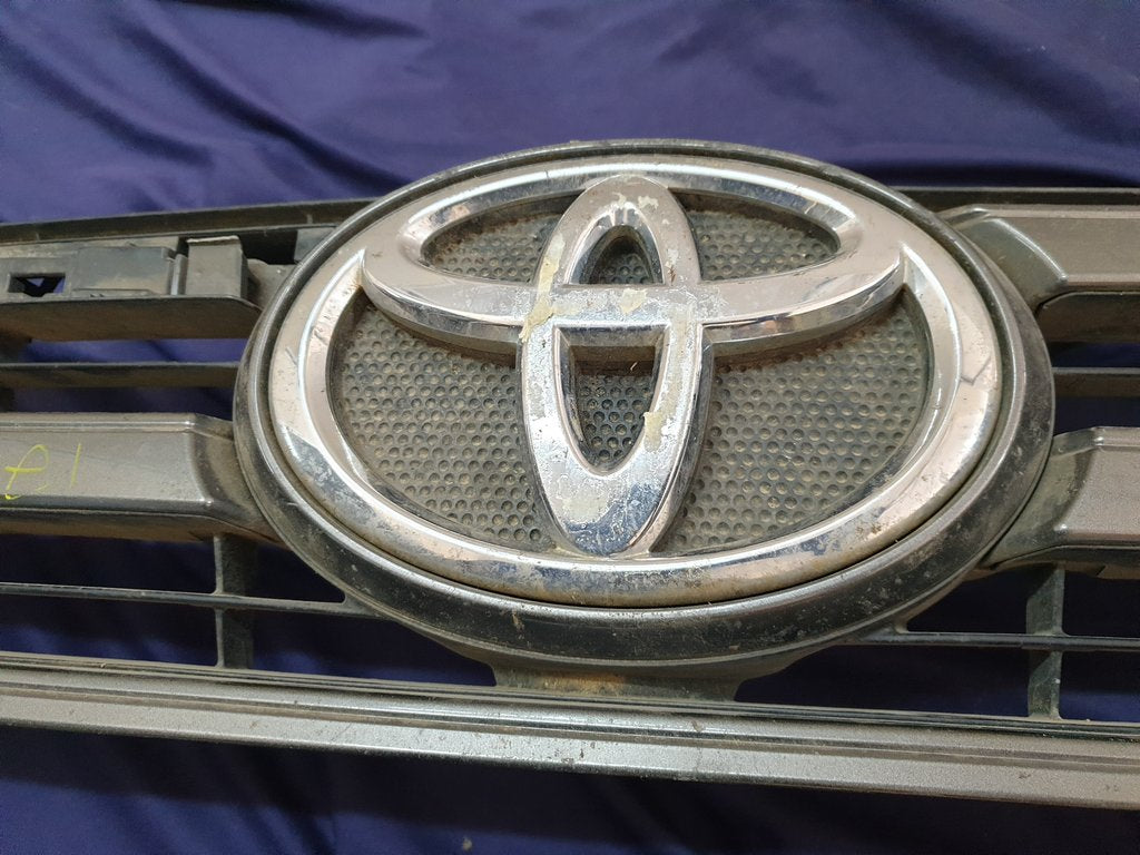 Toyota Hilux Radiator Grille - Wear and Tear, Missing trim