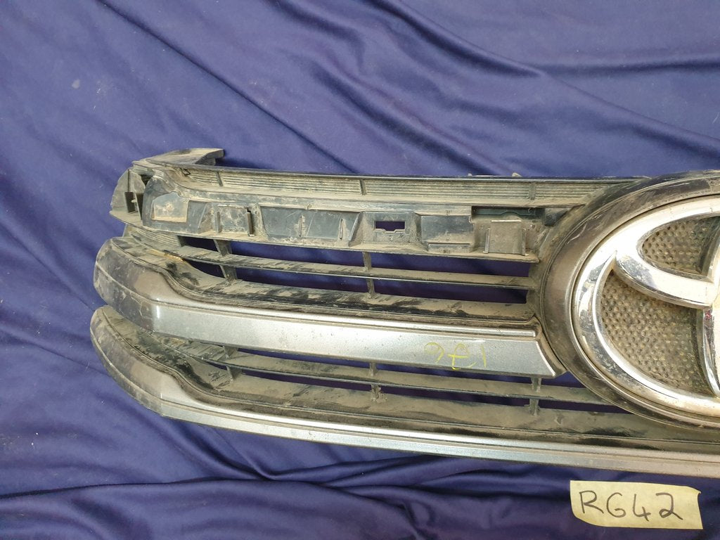 Toyota Hilux Radiator Grille - Wear and Tear, Missing trim