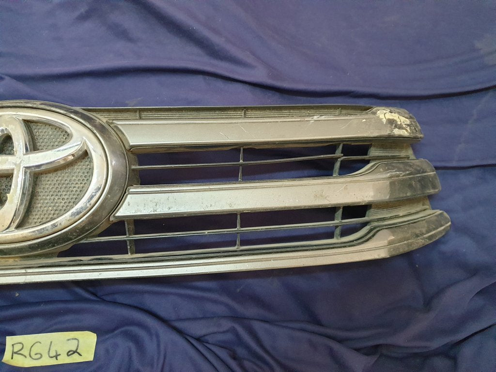Toyota Hilux Radiator Grille - Wear and Tear, Missing trim