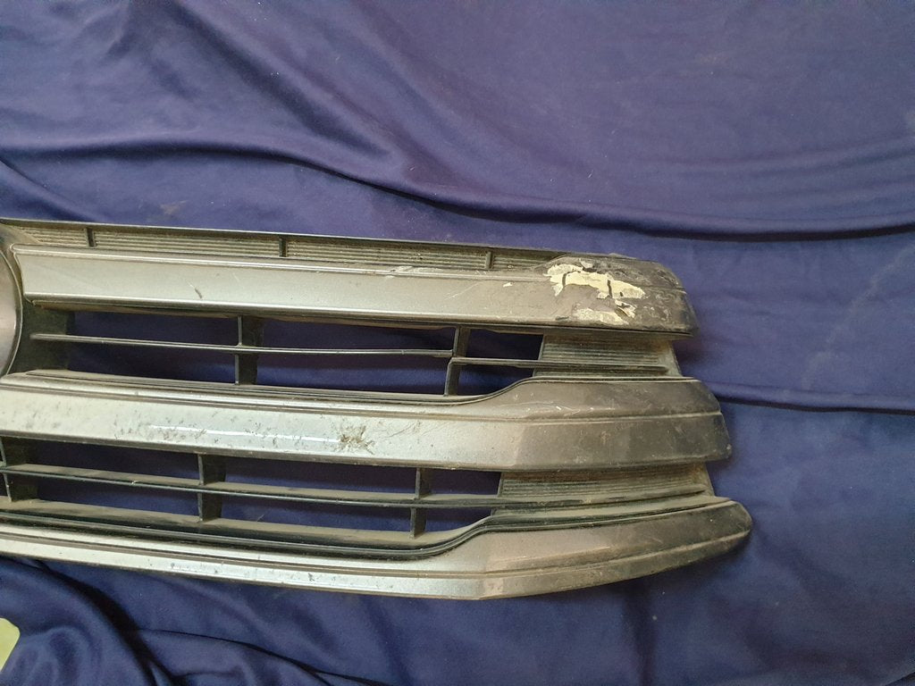 Toyota Hilux Radiator Grille - Wear and Tear, Missing trim