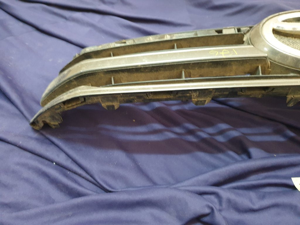 Toyota Hilux Radiator Grille - Wear and Tear, Missing trim