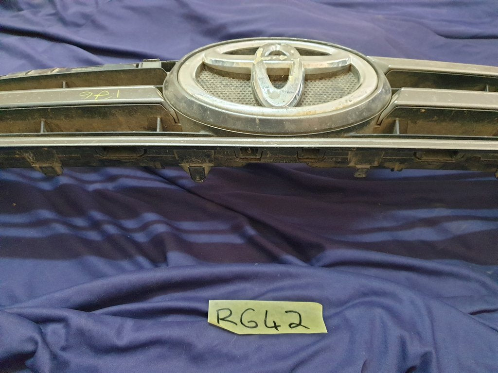 Toyota Hilux Radiator Grille - Wear and Tear, Missing trim