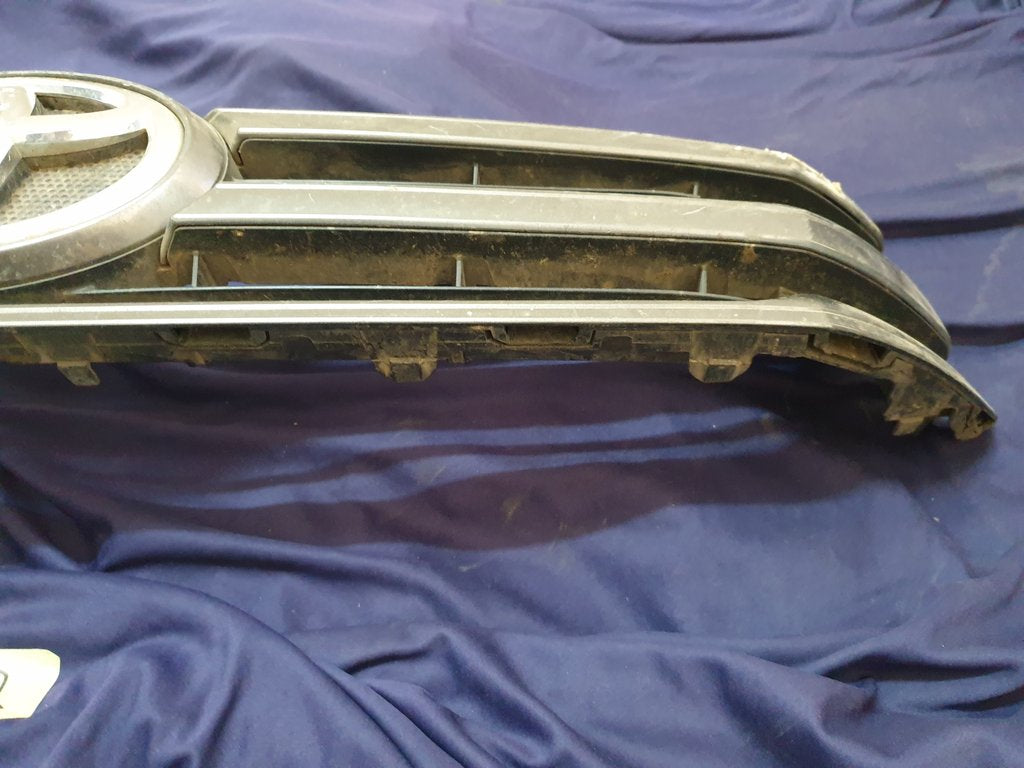 Toyota Hilux Radiator Grille - Wear and Tear, Missing trim