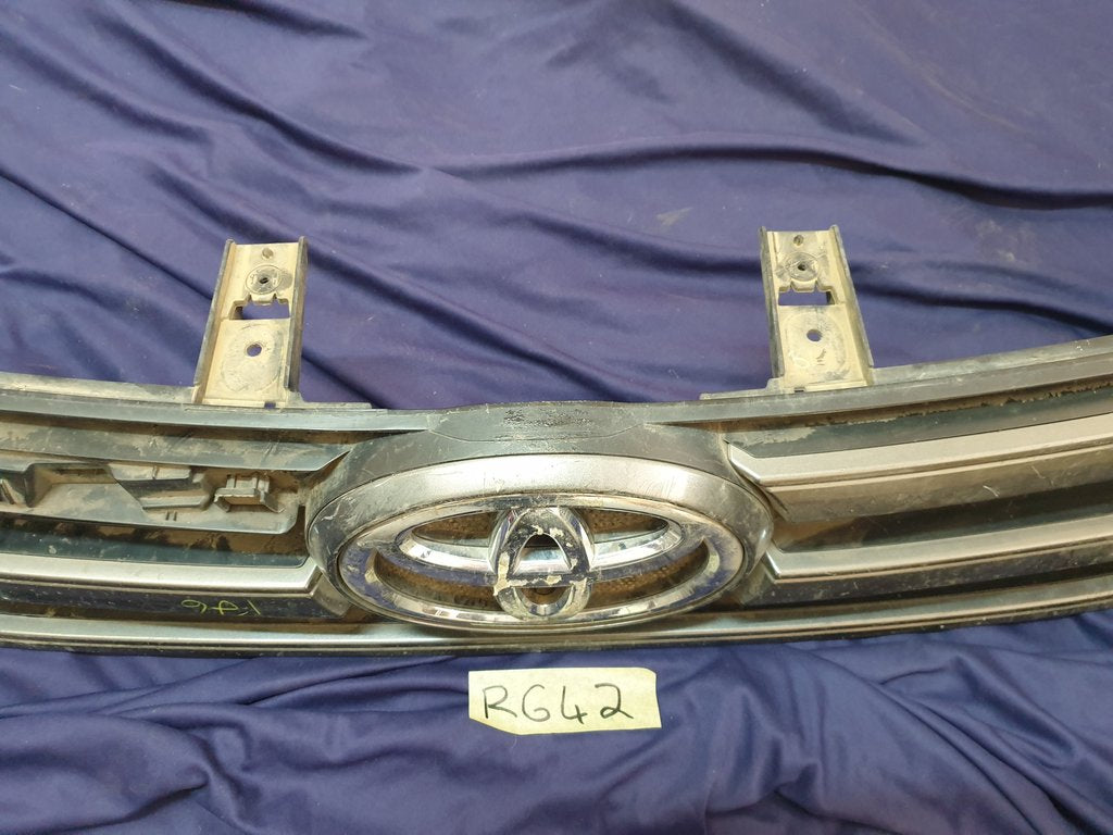 Toyota Hilux Radiator Grille - Wear and Tear, Missing trim