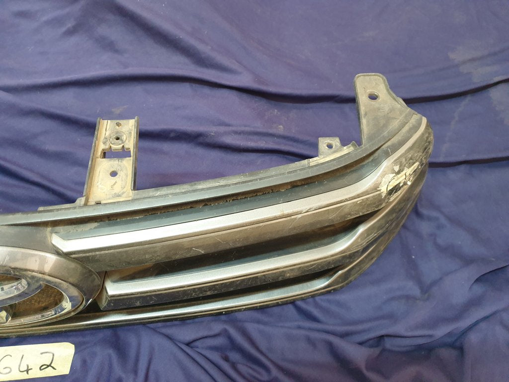 Toyota Hilux Radiator Grille - Wear and Tear, Missing trim