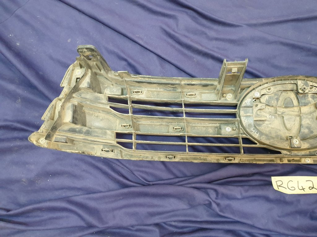 Toyota Hilux Radiator Grille - Wear and Tear, Missing trim