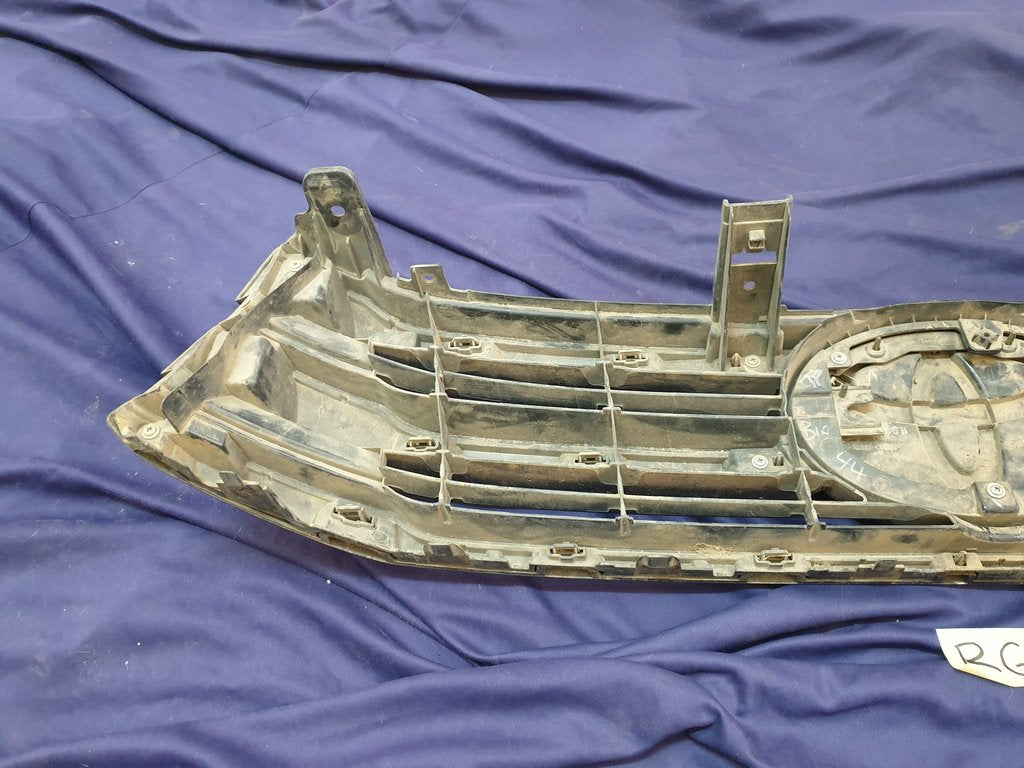 Toyota Hilux Radiator Grille - Wear and Tear, Missing trim