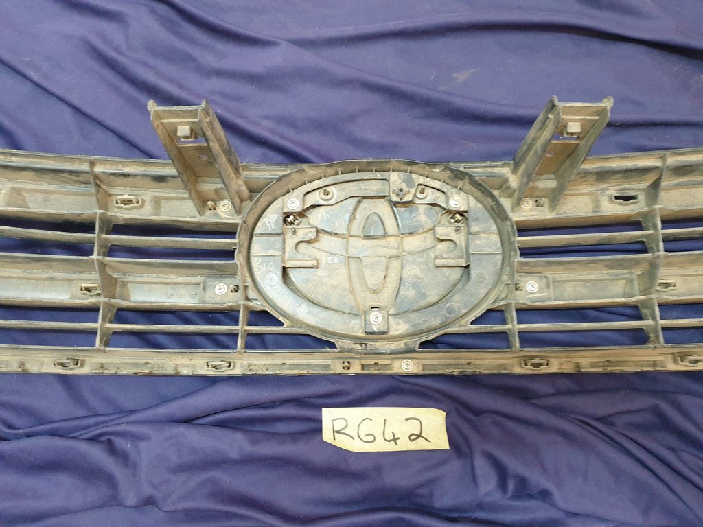 Toyota Hilux Radiator Grille - Wear and Tear, Missing trim