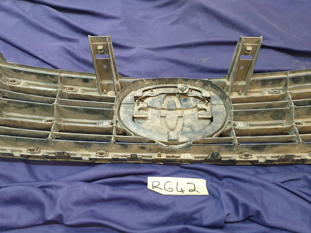 Toyota Hilux Radiator Grille - Wear and Tear, Missing trim