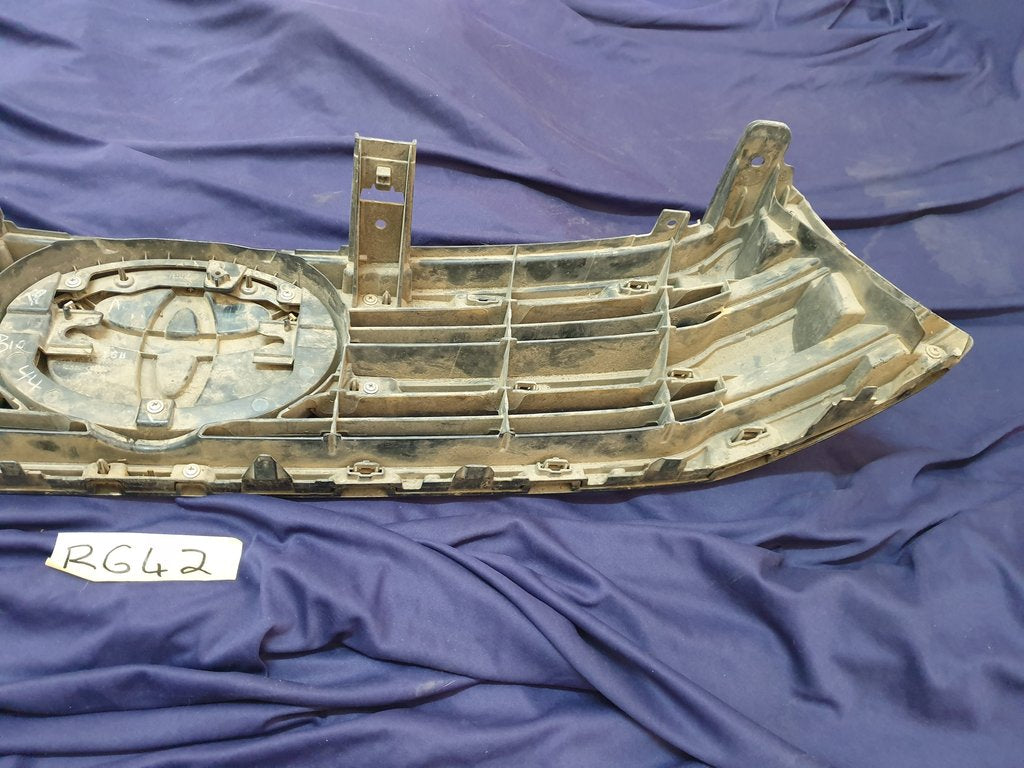 Toyota Hilux Radiator Grille - Wear and Tear, Missing trim