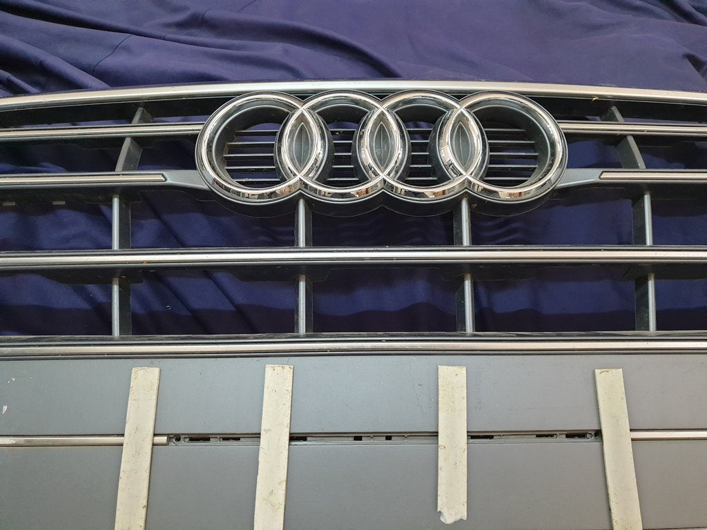 Audi Quattro 2019 Radiator Grille - Light Wear and Tear, Chrome Crack