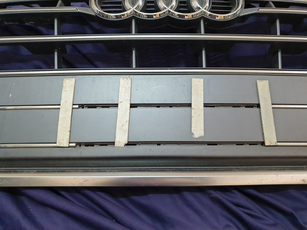 Audi Quattro 2019 Radiator Grille - Light Wear and Tear, Chrome Crack