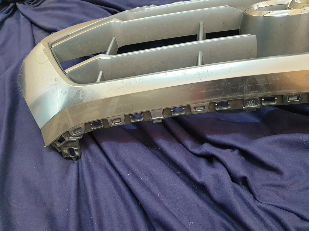 Audi Quattro 2019 Radiator Grille - Light Wear and Tear, Chrome Crack