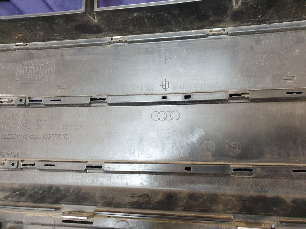 Audi Quattro 2019 Radiator Grille - Light Wear and Tear, Chrome Crack