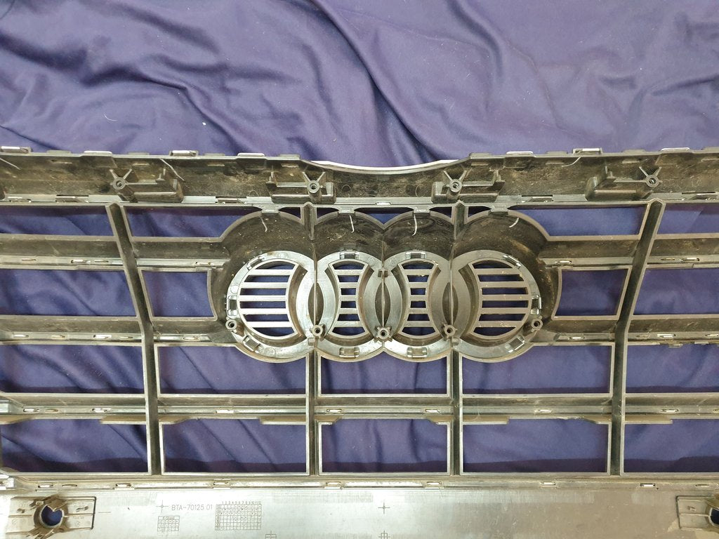 Audi Quattro 2019 Radiator Grille - Light Wear and Tear, Chrome Crack