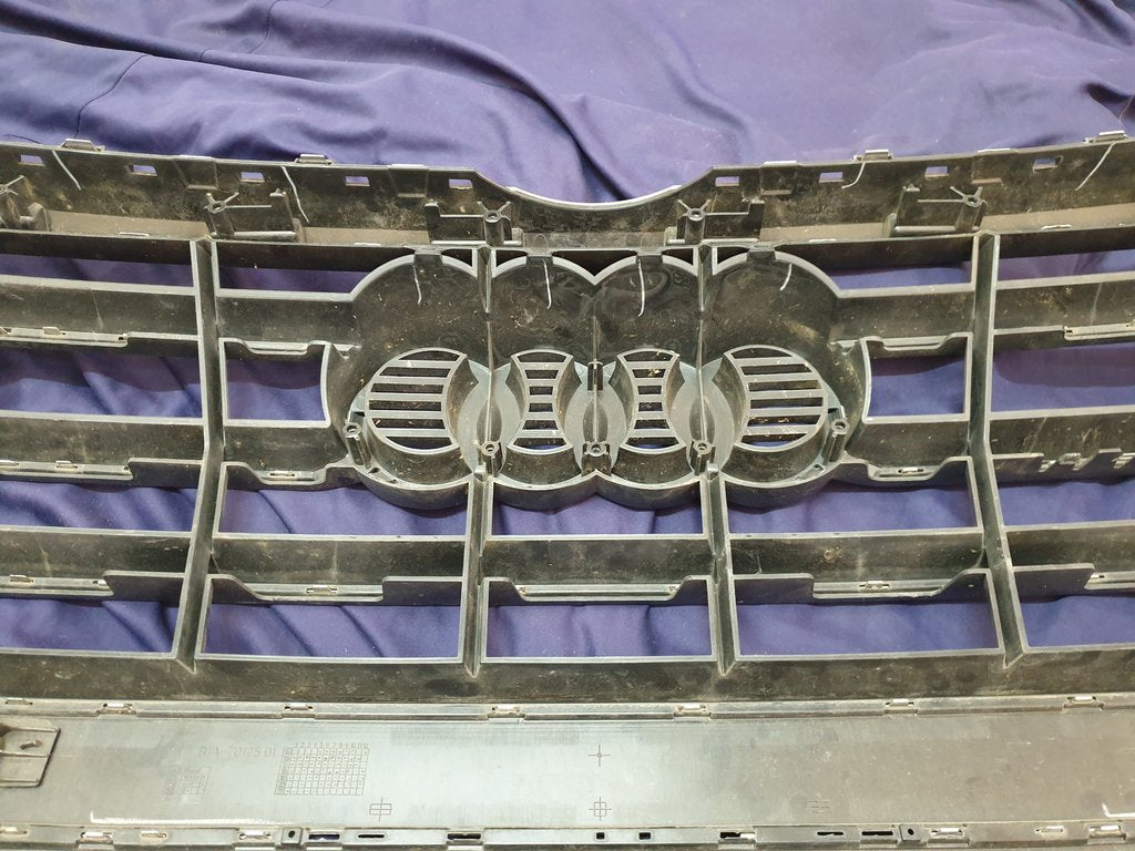 Audi Quattro 2019 Radiator Grille - Light Wear and Tear, Chrome Crack