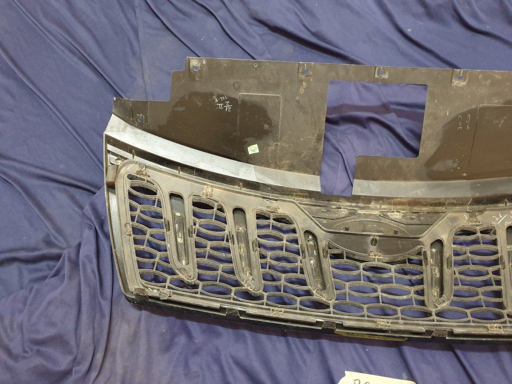 Mahindra XUV500 Radiator Grille - Wear and Tear, Clip/s broken