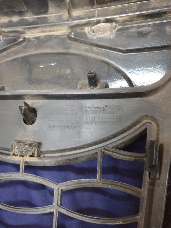 Mahindra XUV500 Radiator Grille - Wear and Tear, Clip/s broken