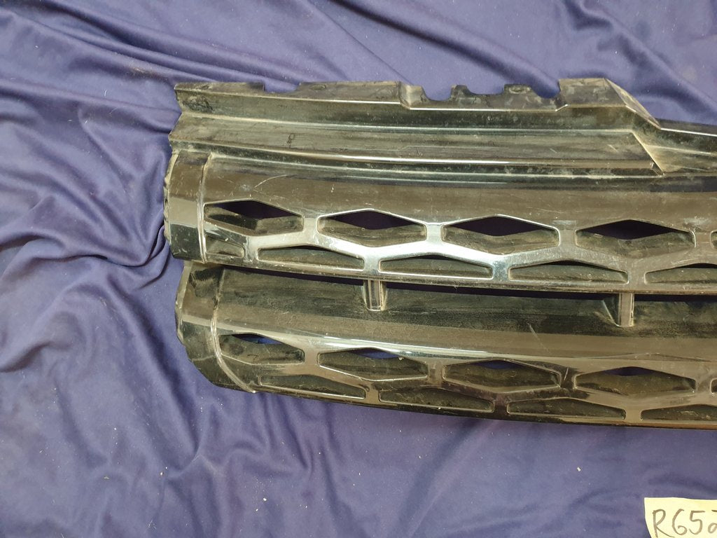 Land Rover Range Rover Radiator Grille - Wear and Tear, Clip/s broken