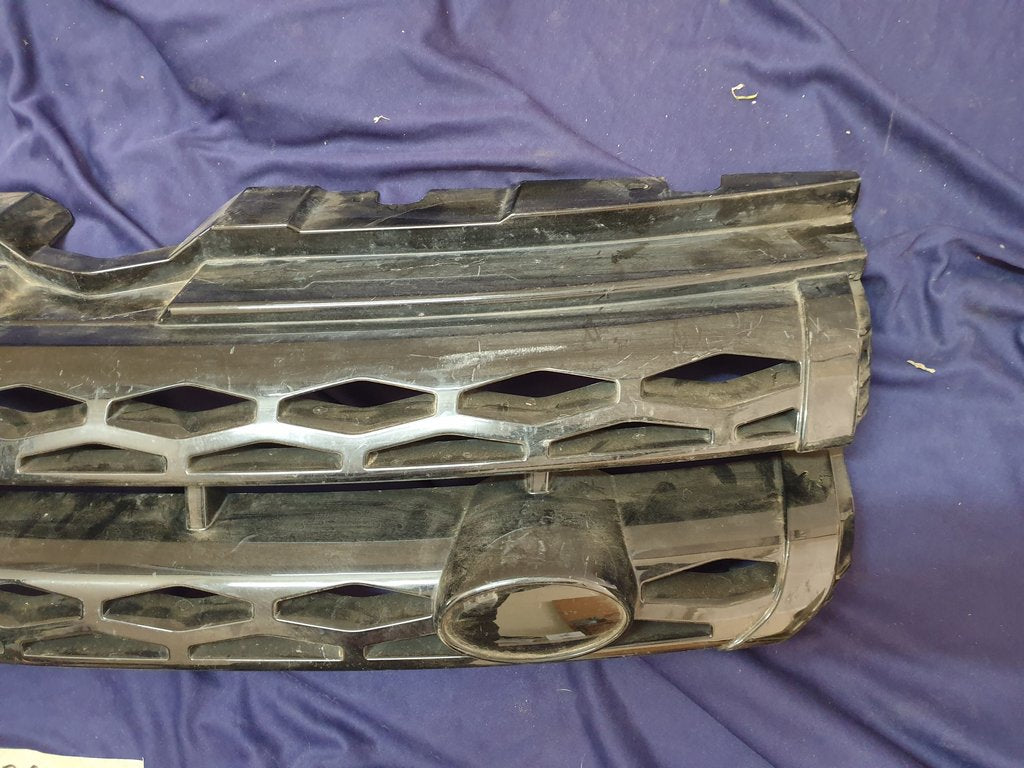 Land Rover Range Rover Radiator Grille - Wear and Tear, Clip/s broken