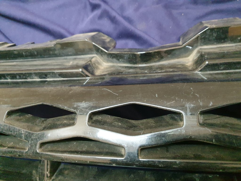 Land Rover Range Rover Radiator Grille - Wear and Tear, Clip/s broken