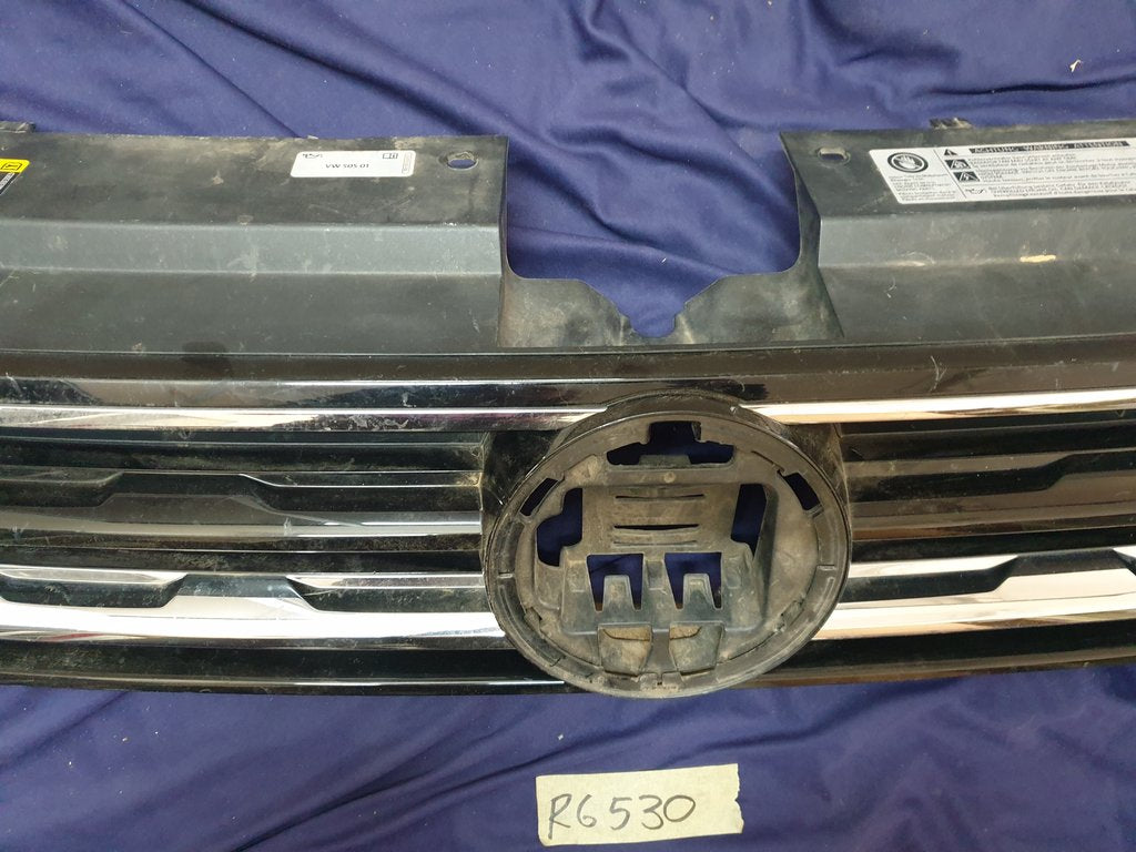 Volkswagen Tiguan II R-Line Radiator Grille - Wear and Tear