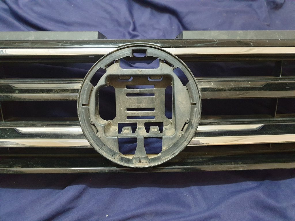 Volkswagen Tiguan II R-Line Radiator Grille - Wear and Tear
