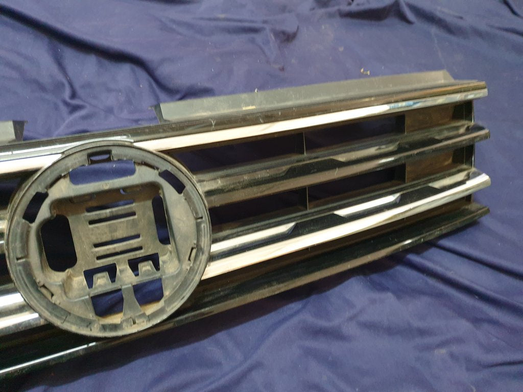 Volkswagen Tiguan II R-Line Radiator Grille - Wear and Tear