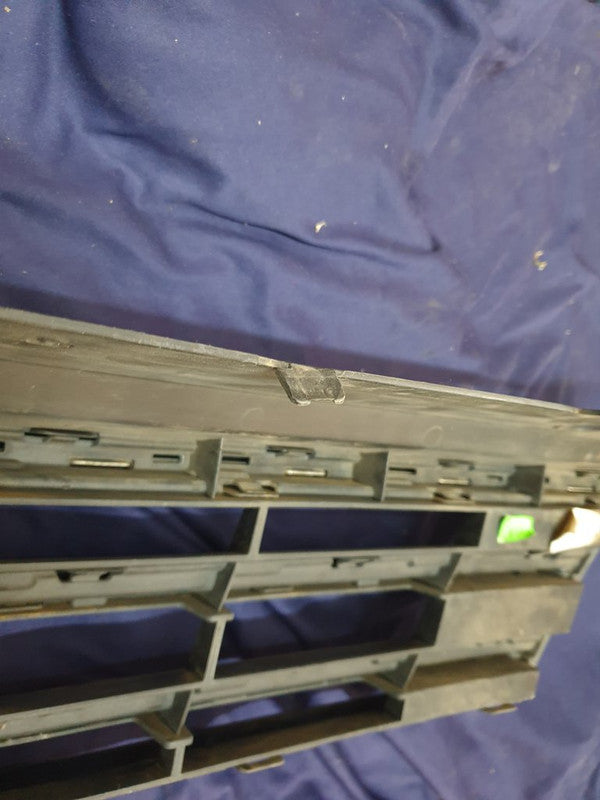 Volkswagen Tiguan II R-Line Radiator Grille - Wear and Tear