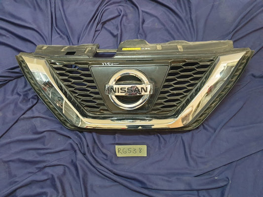 Nissan Qashqai Radiator Grille - Wear and Tear, Crack