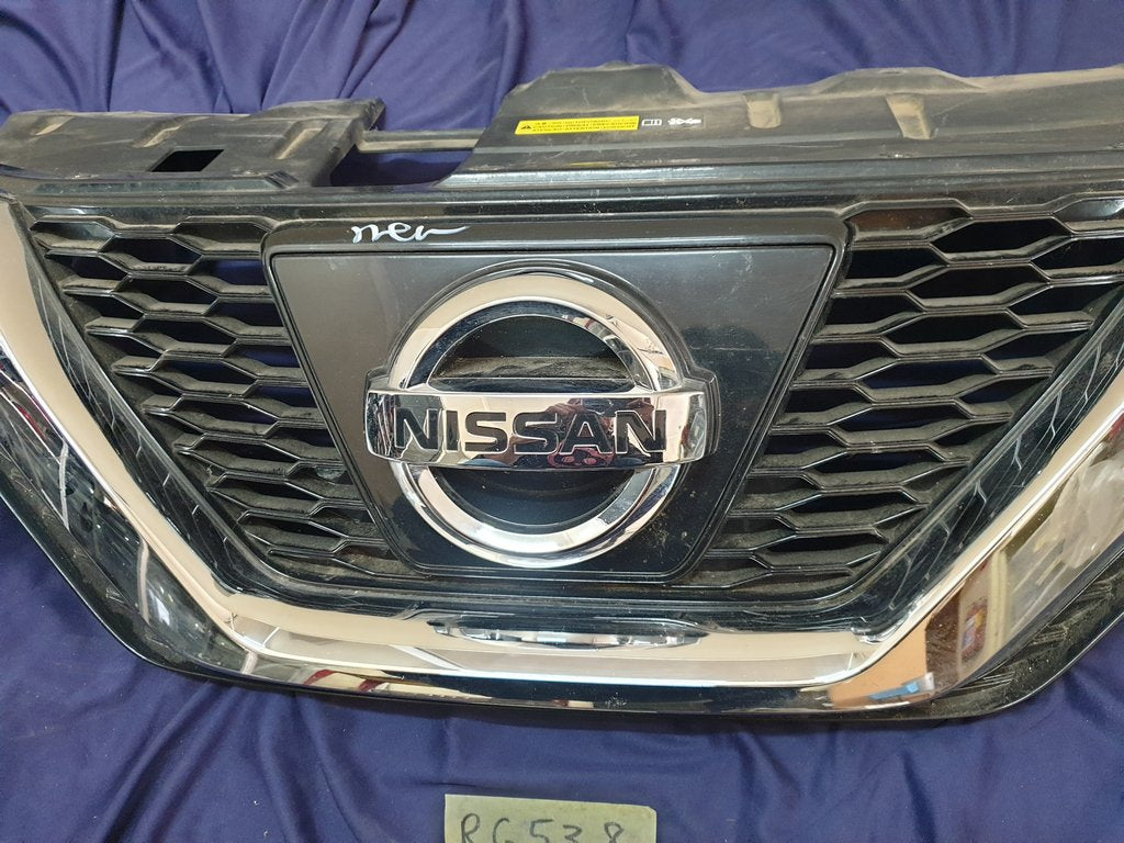 Nissan Qashqai Radiator Grille - Wear and Tear, Crack