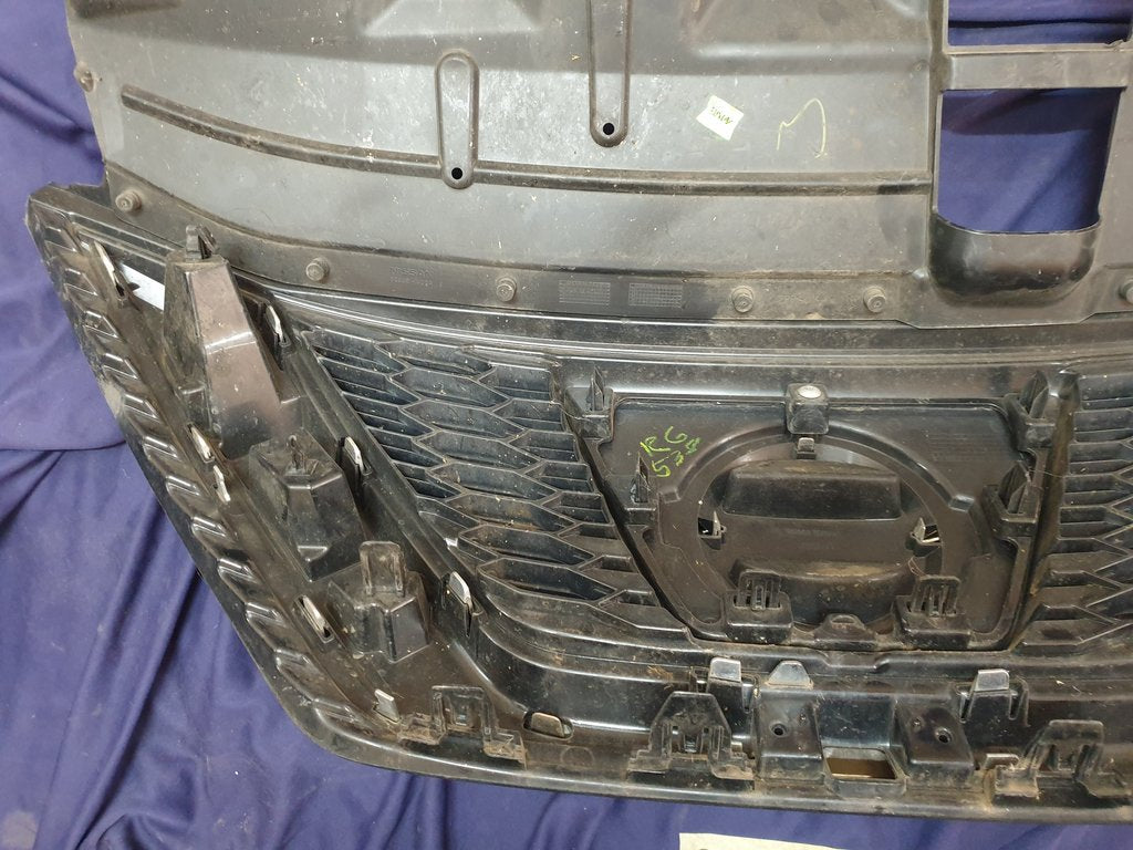 Nissan Qashqai Radiator Grille - Wear and Tear, Crack