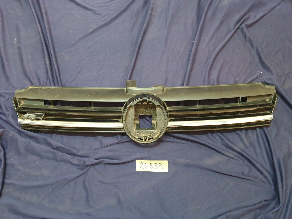 Volkswagen Golf VII 7 R-Line Radiator Grille - Light Wear and Tear, Rline badge damaged