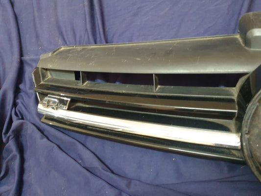 Volkswagen Golf VII 7 R-Line Radiator Grille - Light Wear and Tear, Rline badge damaged