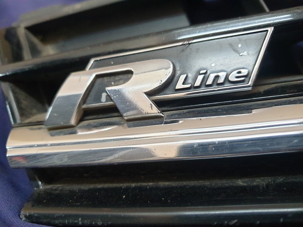 Volkswagen Golf VII 7 R-Line Radiator Grille - Light Wear and Tear, Rline badge damaged