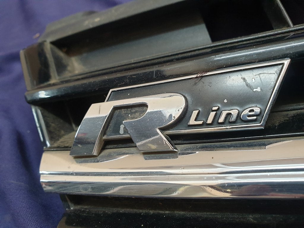 Volkswagen Golf VII 7 R-Line Radiator Grille - Light Wear and Tear, Rline badge damaged