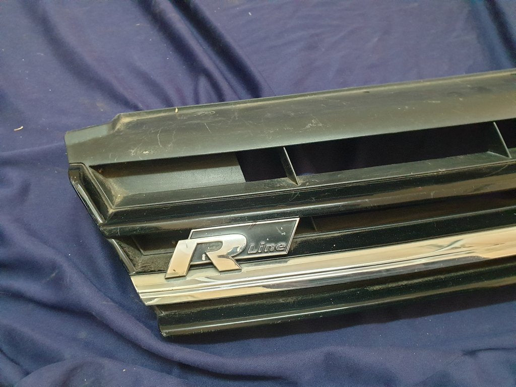 Volkswagen Golf VII 7 R-Line Radiator Grille - Light Wear and Tear, Rline badge damaged