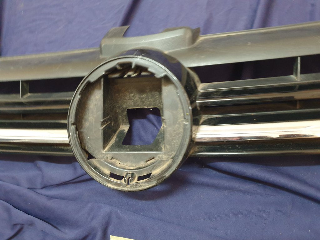 Volkswagen Golf VII 7 R-Line Radiator Grille - Light Wear and Tear, Rline badge damaged