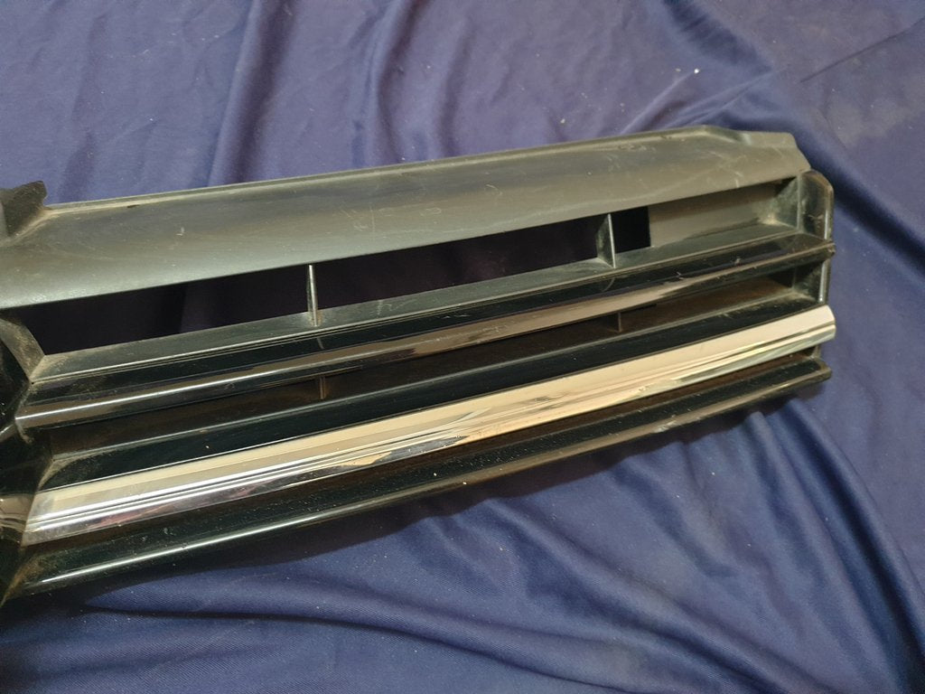 Volkswagen Golf VII 7 R-Line Radiator Grille - Light Wear and Tear, Rline badge damaged