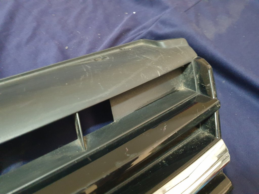 Volkswagen Golf VII 7 R-Line Radiator Grille - Light Wear and Tear, Rline badge damaged