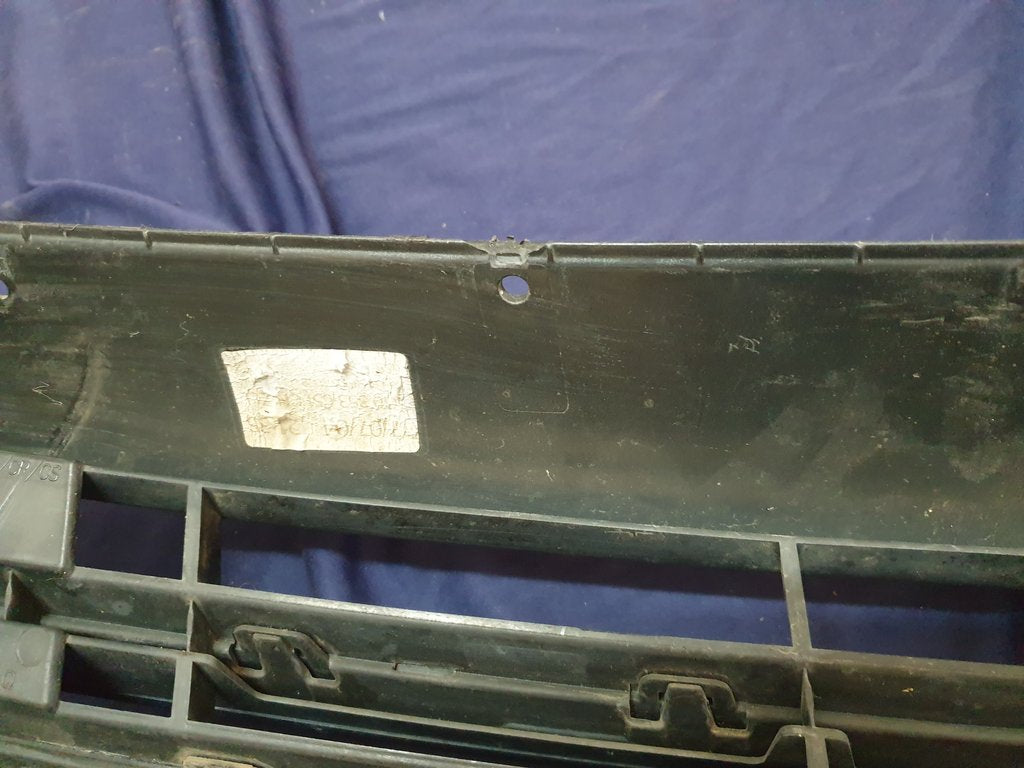 Volkswagen Golf VII 7 R-Line Radiator Grille - Light Wear and Tear, Rline badge damaged