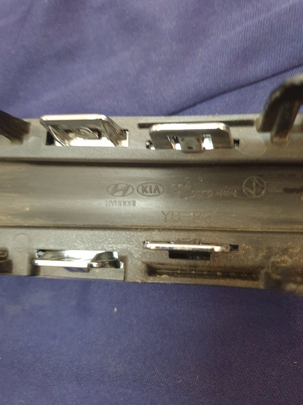 KIA Rio IV Radiator Grille - Wear and Tear