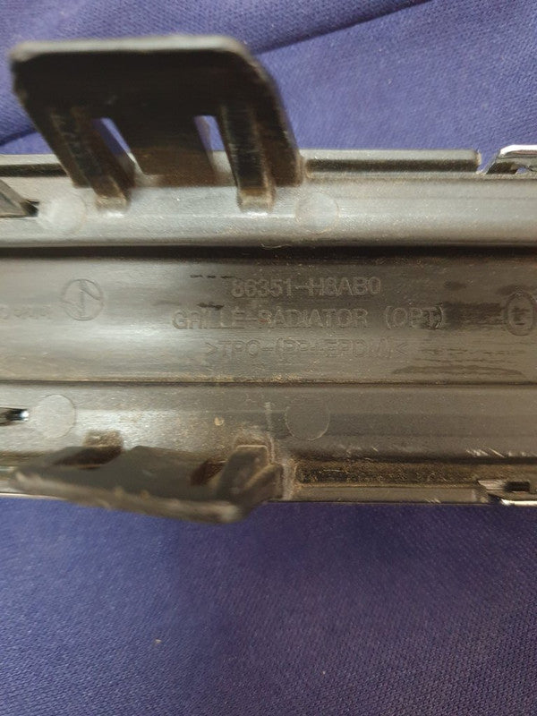 KIA Rio IV Radiator Grille - Wear and Tear