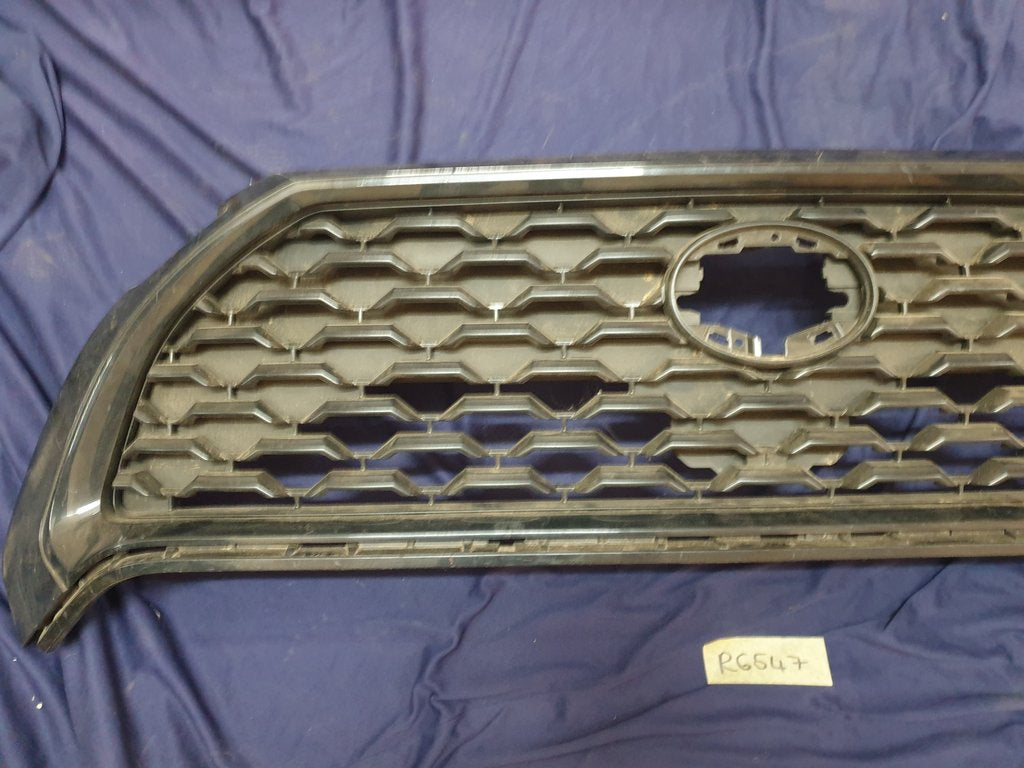Toyota Corolla Cross Radiator Grille - Grille surround broken