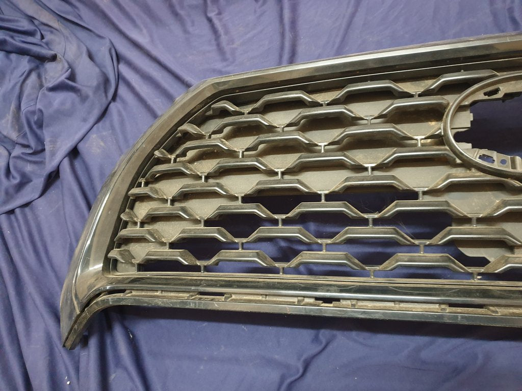 Toyota Corolla Cross Radiator Grille - Grille surround broken