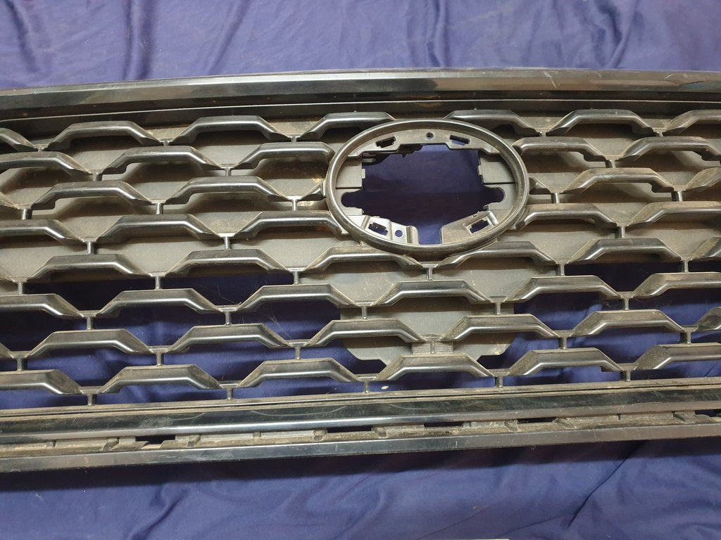 Toyota Corolla Cross Radiator Grille - Grille surround broken